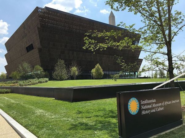 Obama opens U.S. black history museum