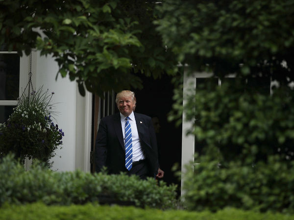 Trump considers breaking up large banks Trump considers breaking up large banks