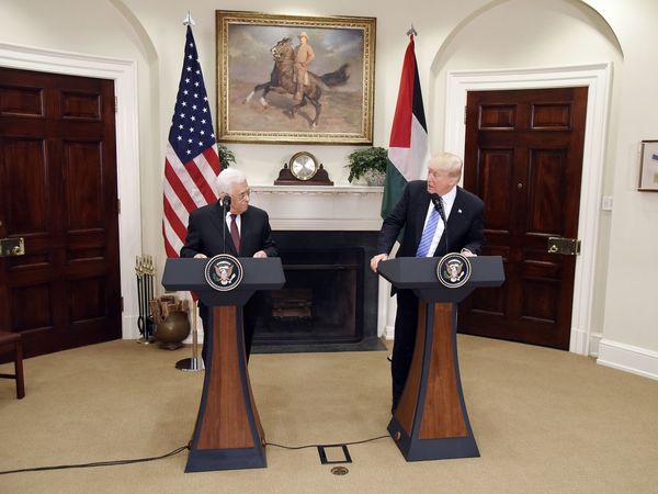 Trump and Abbas vow Middle East peace in 'historic deal'