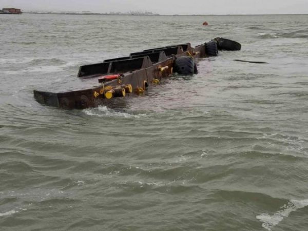 Divers Plug Oil Leak on Sunken Barge In San Francisco Bay