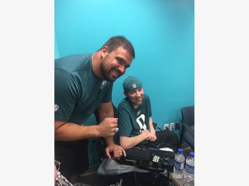 Super Bowl Champion Stefen Wisniewski Visits Local Charity 