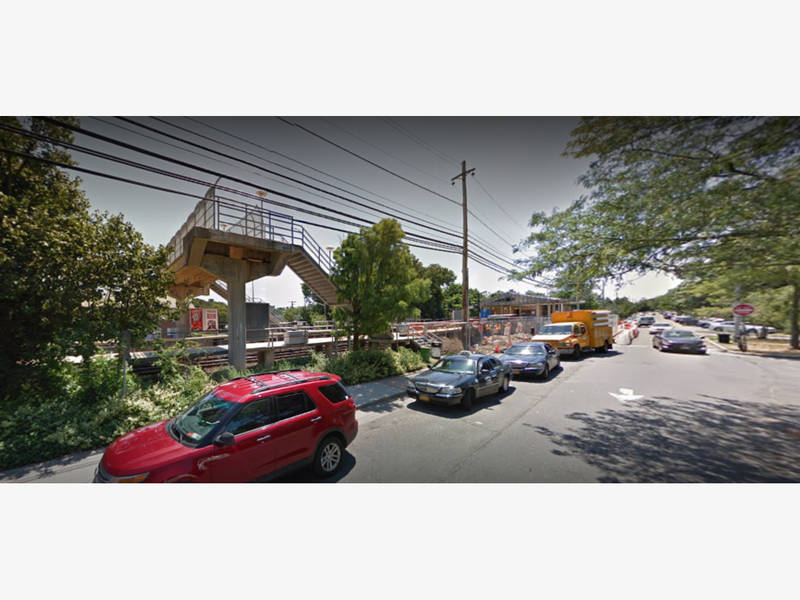 man hospitalized after robbery at brentwood train station