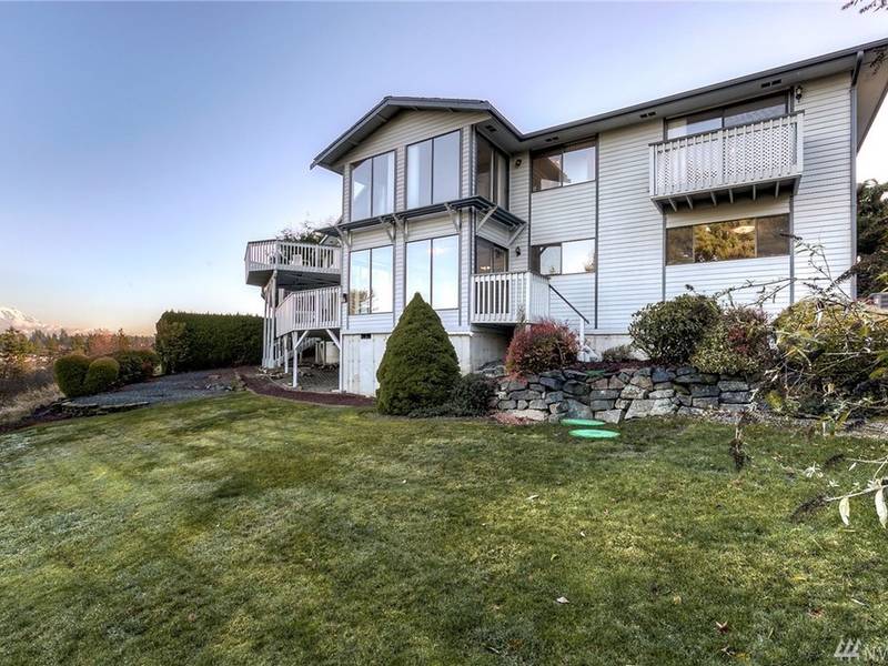 Stunning View Of Mt. Rainier From This $600K Puyallup Home