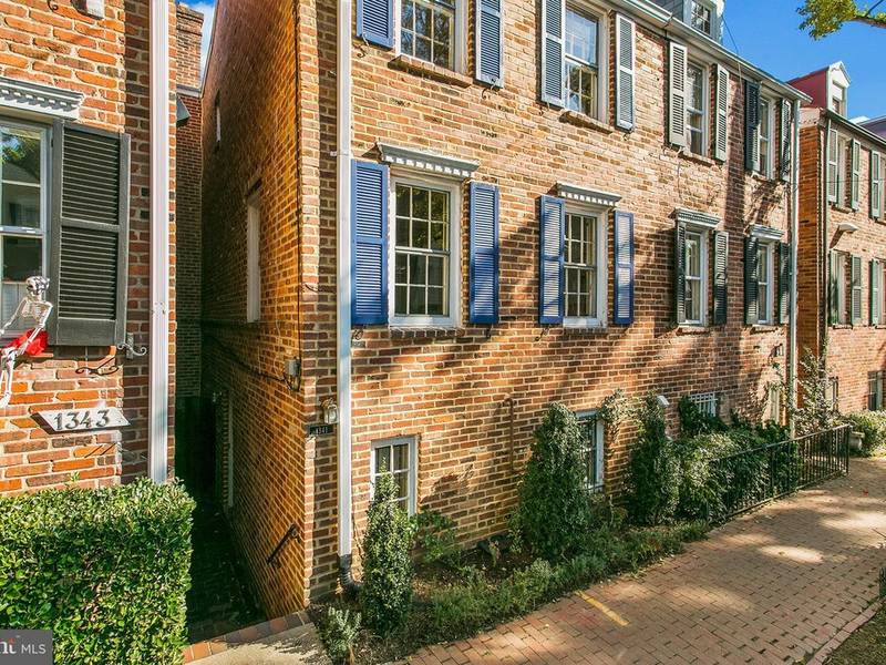 wooden beams in house cathedral ceiling classic georgetown row house has exposed wooden beams fireplaces0 fireplaces wooden beams in house cathedral ceiling classic georgetown row house has exposed wooden beams fireplaces0 fireplaces